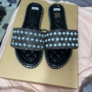 Pearl black sandals.